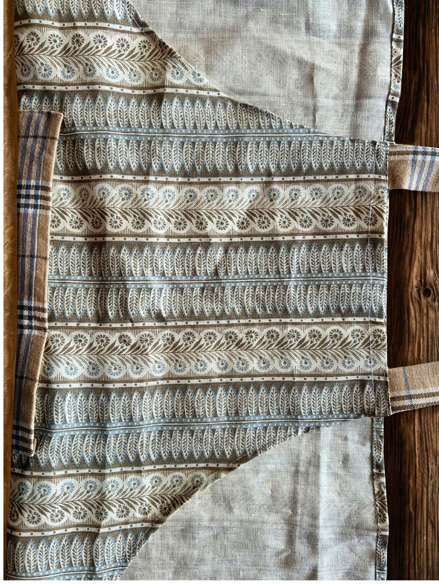 Apron - Neutral colors with plaid print pockets