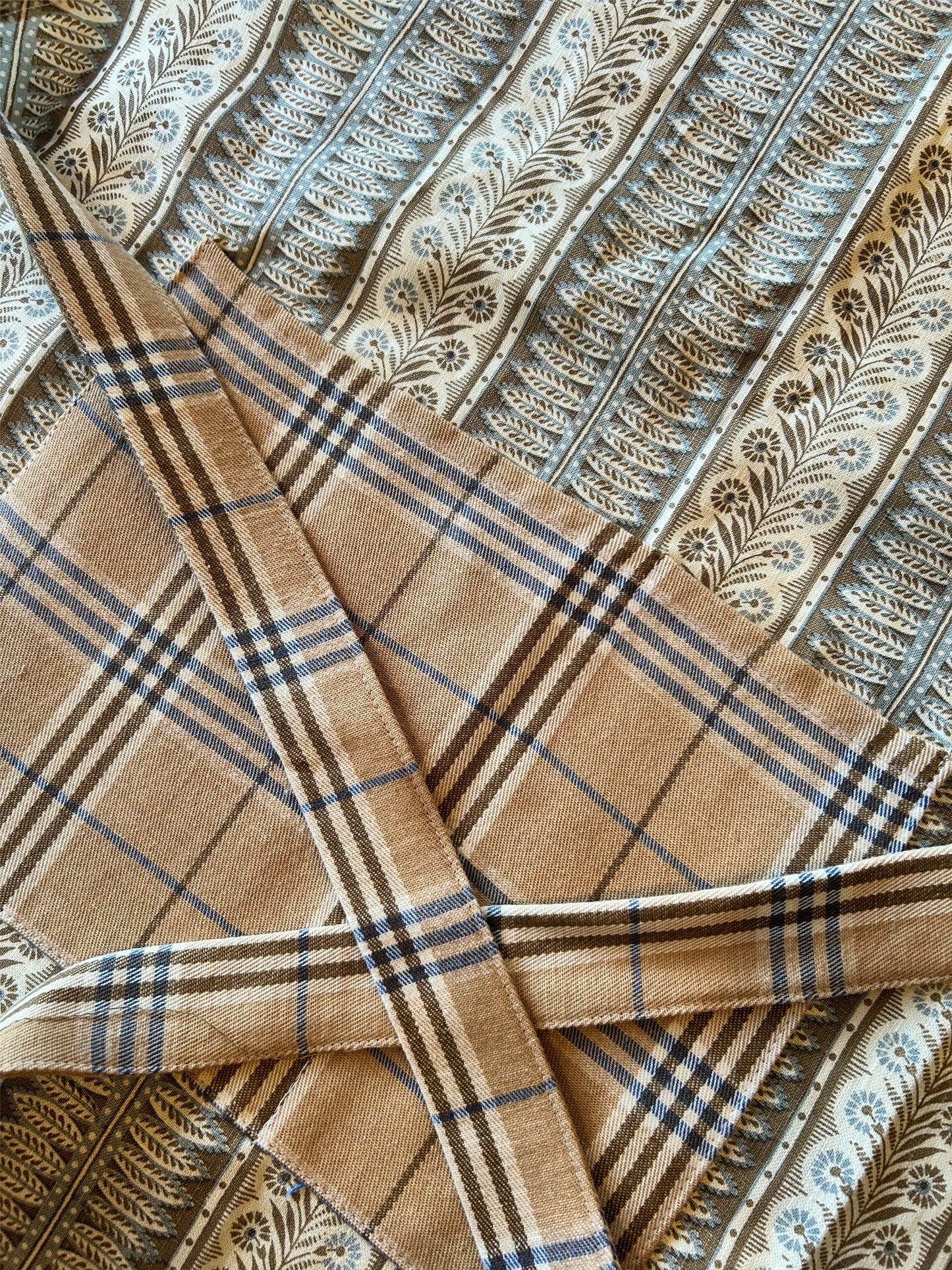 Apron - Neutral colors with plaid print pockets