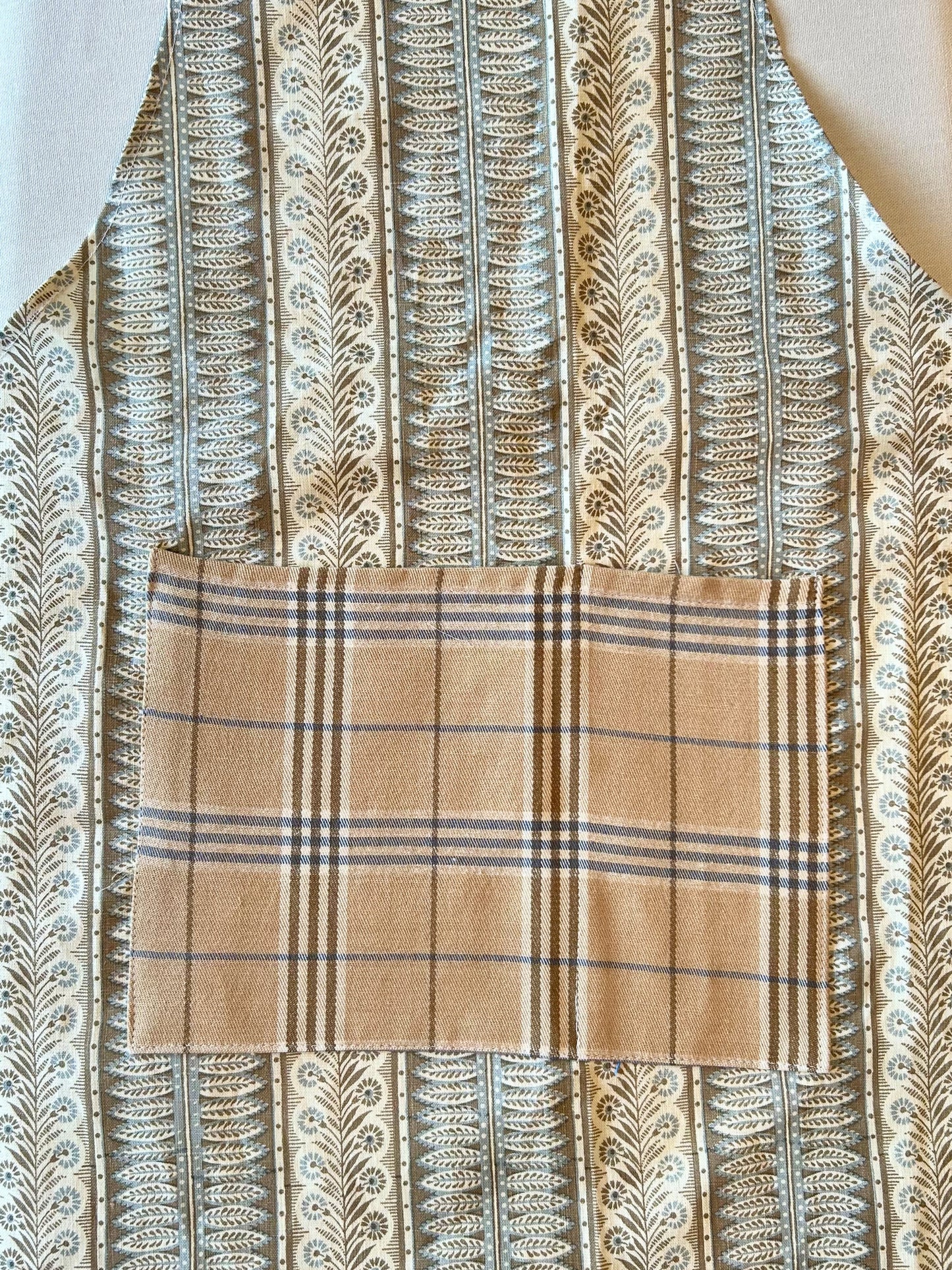 Apron - Neutral colors with plaid print pockets