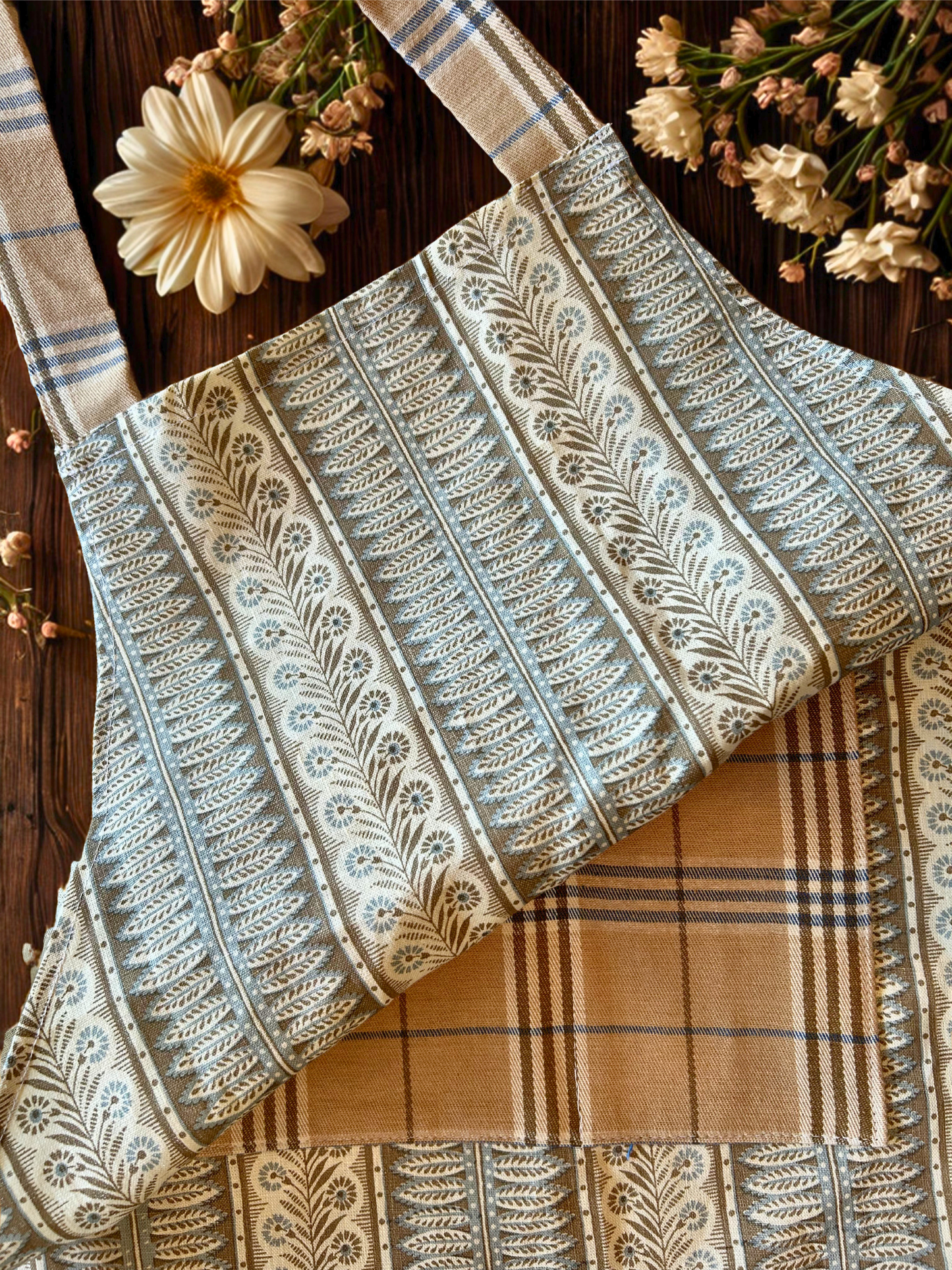 Apron - Neutral colors with plaid print pockets